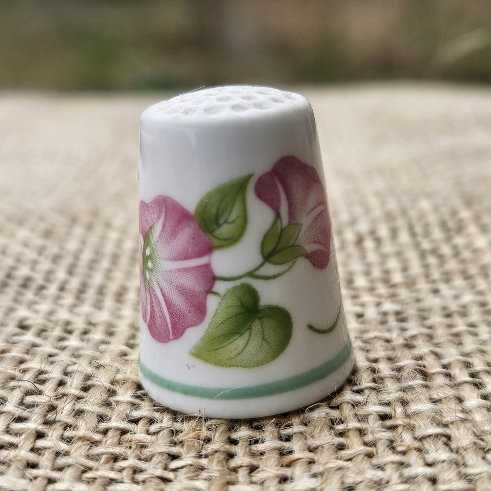 Vintage Royal Worcester Bone China Thimble Pink Floral Made in England - Picture 1 of 9